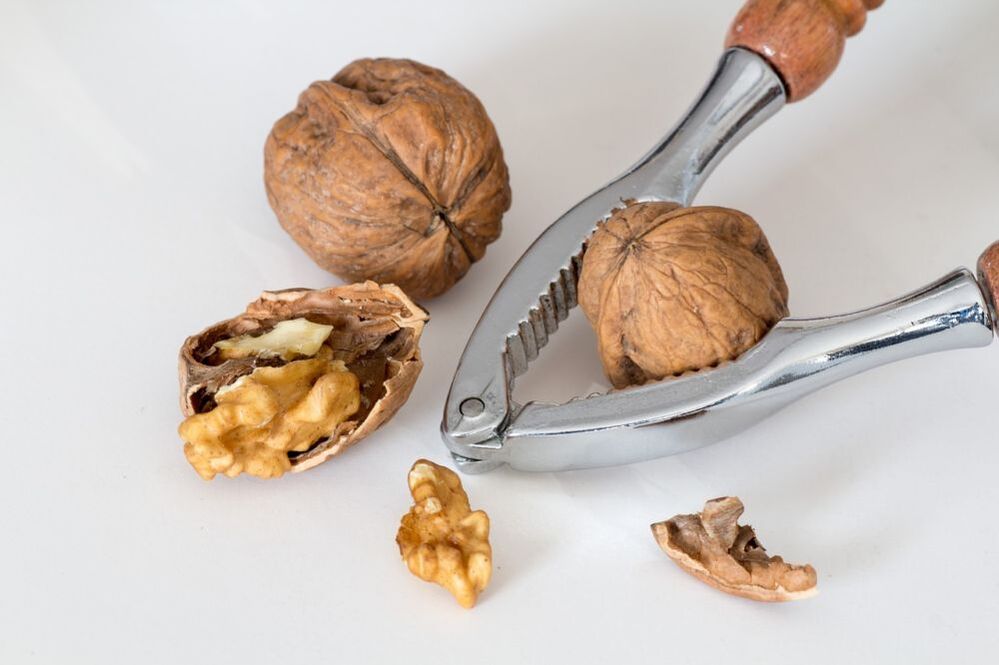 The use of walnuts by a man improves the quality of spermatozoa