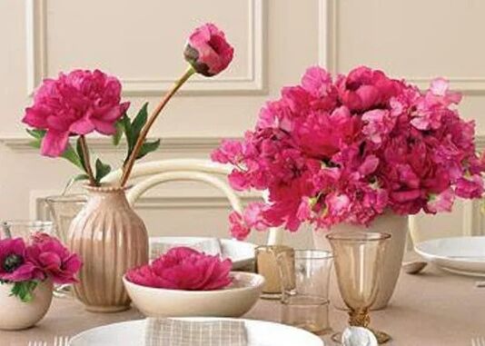 Flowers in setting the table